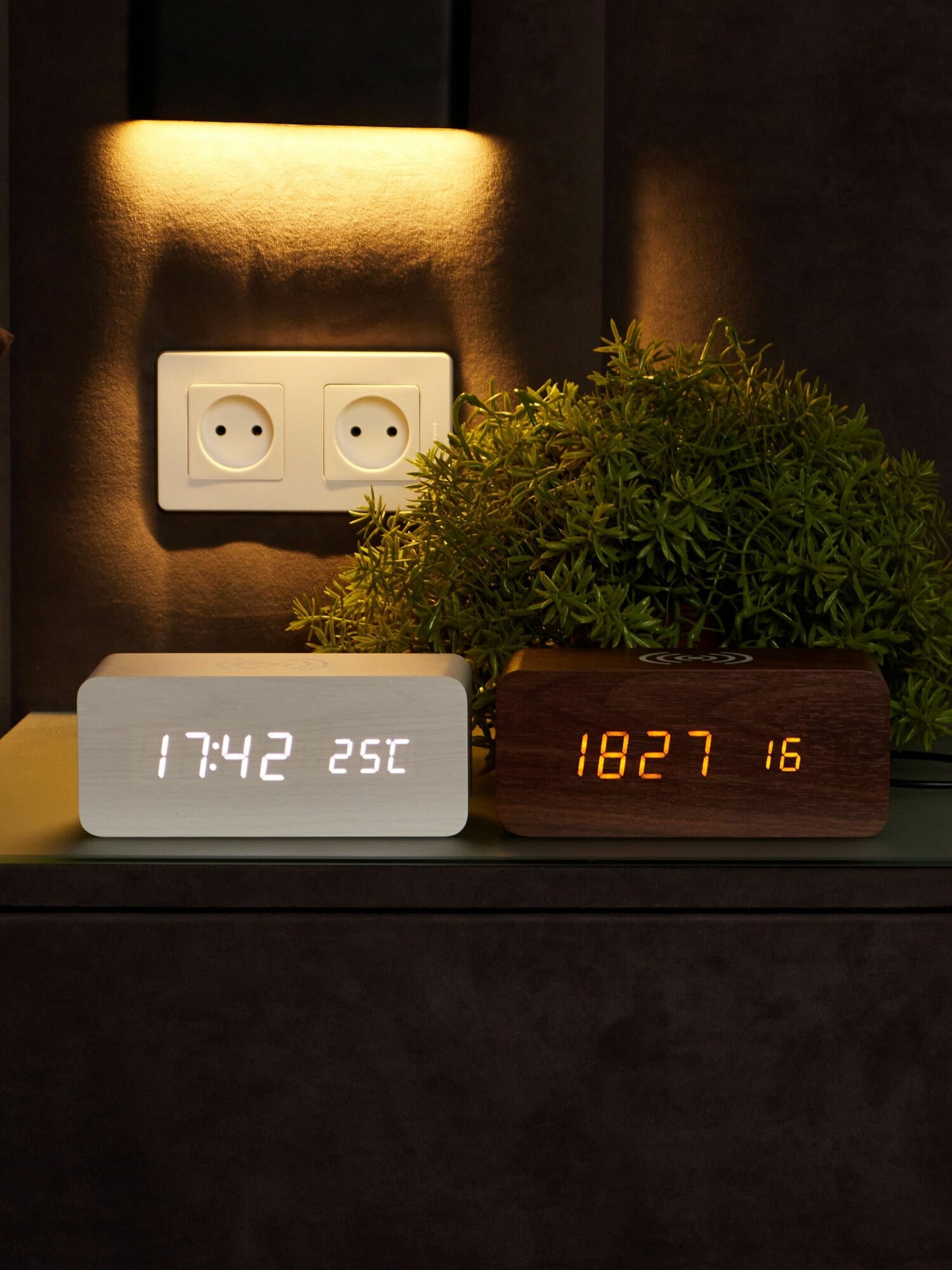 Часы электронные настольные "Древнее Время", умные смарт часы, беспроводная зарядка для iphone и android - фотография № 12