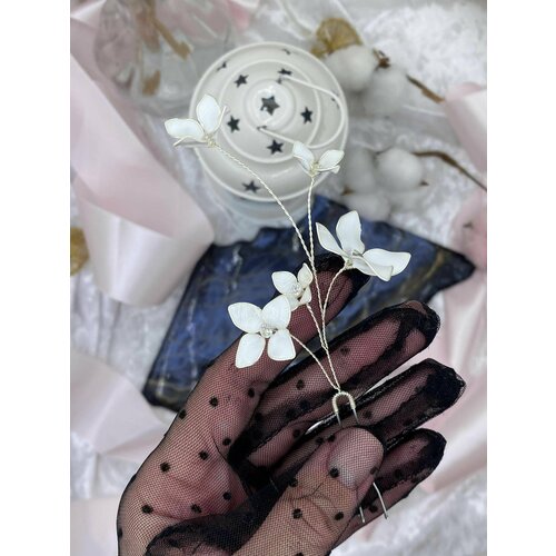 Шпилька для прически с белыми цветами