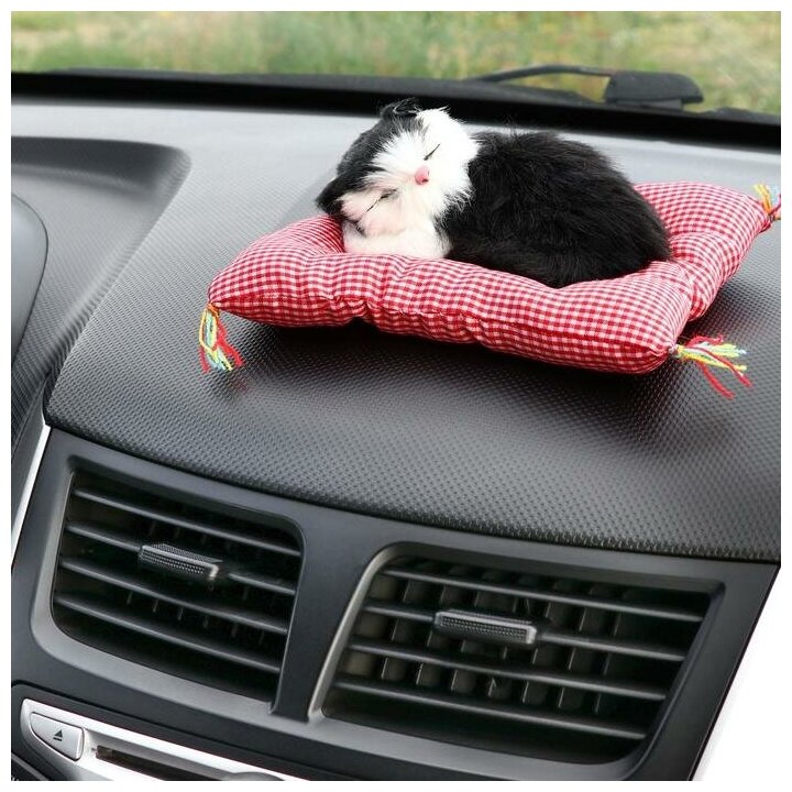 Игрушка на панель авто кошка на подушке черно-белый окрас./В упаковке шт: 1