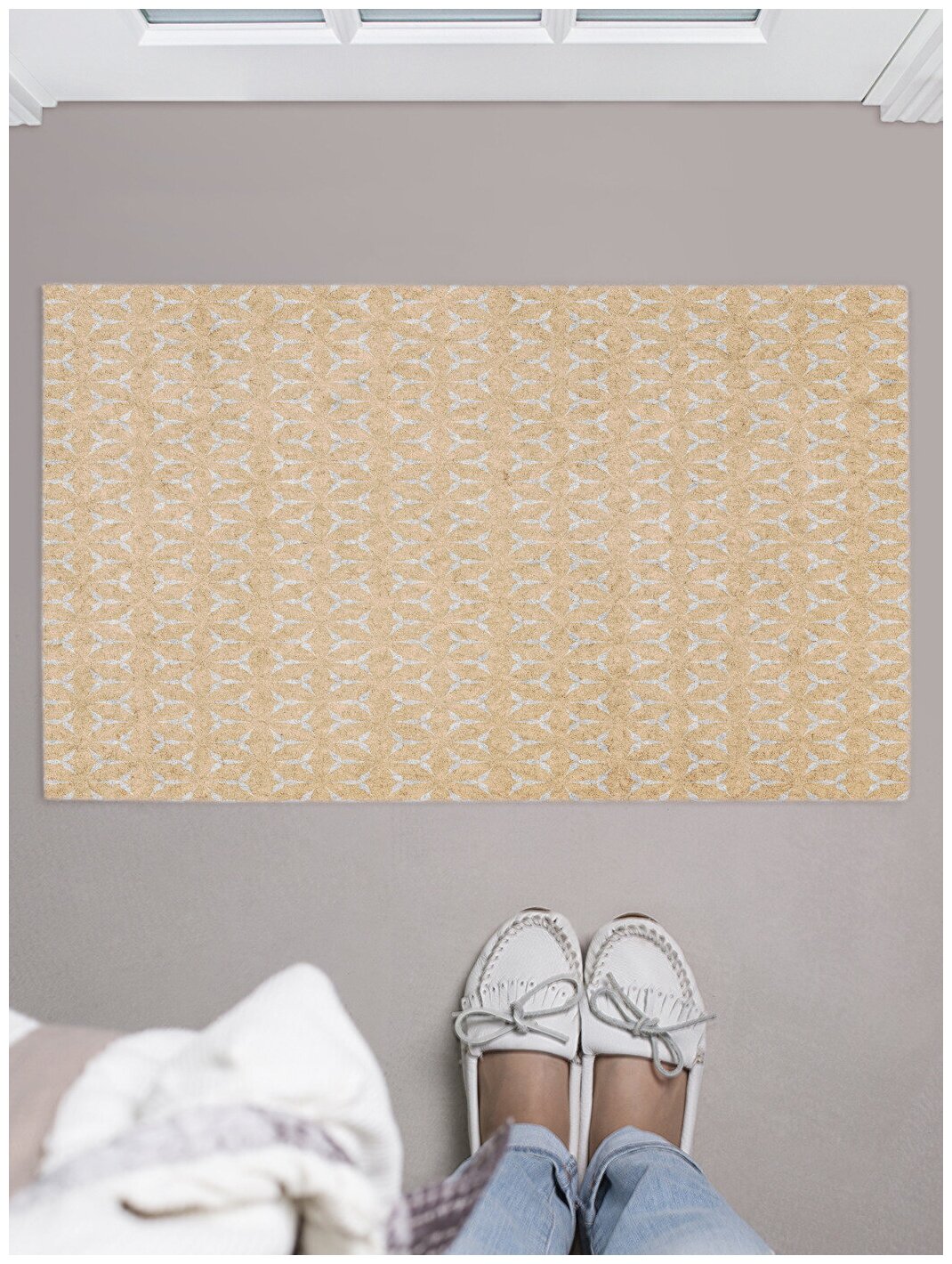 Придверный коврик в прихожую JoyArty "Трехлепестковый узор" для обуви, на резиновой основе, 75x45 см - фотография № 1