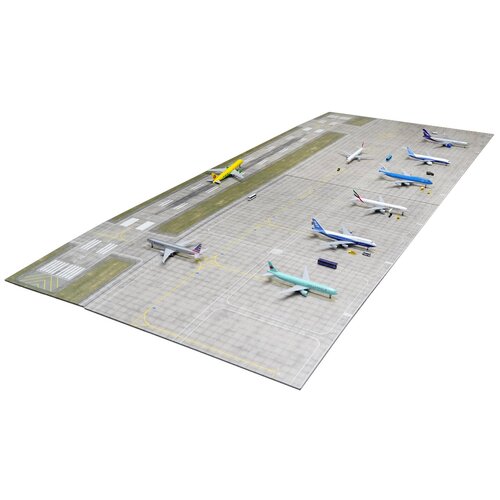 Макет аэропорта со взлётно-посадочной полосой. Длина 208 см, ширина 86 см.