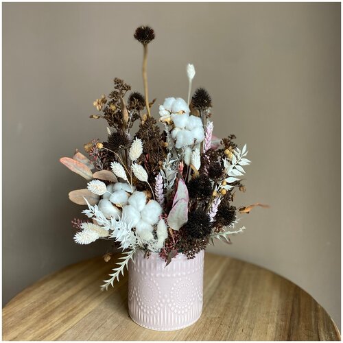 Сухоцветы в кремово-розовом кашпо с хлопком