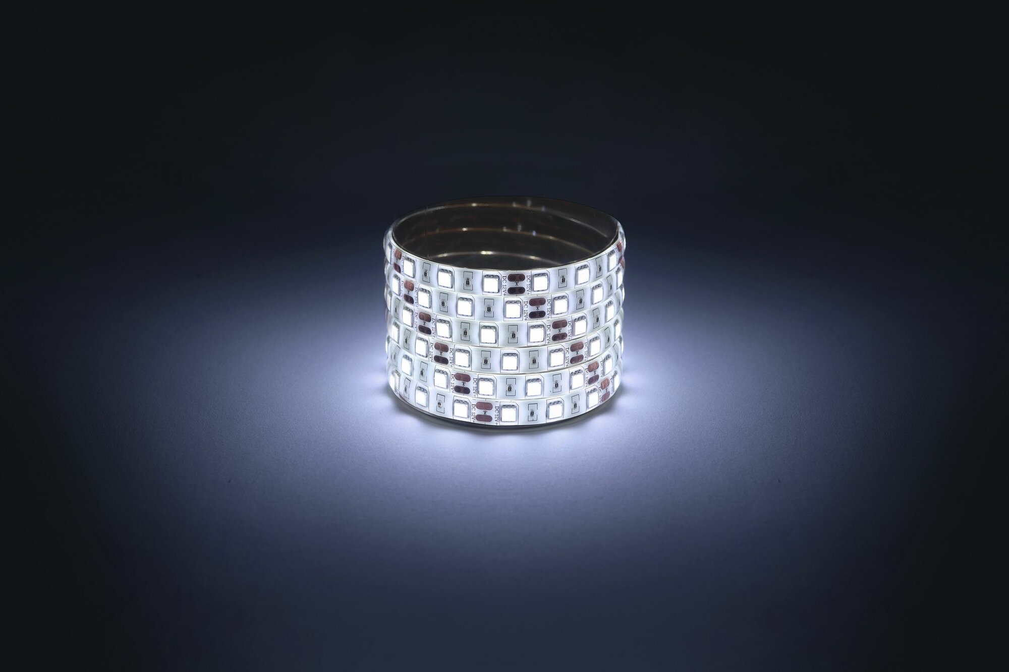 Светодиодная лента 12v ЭРА 5050 уличная влагозащищенная 5м 144w холодный белый свет