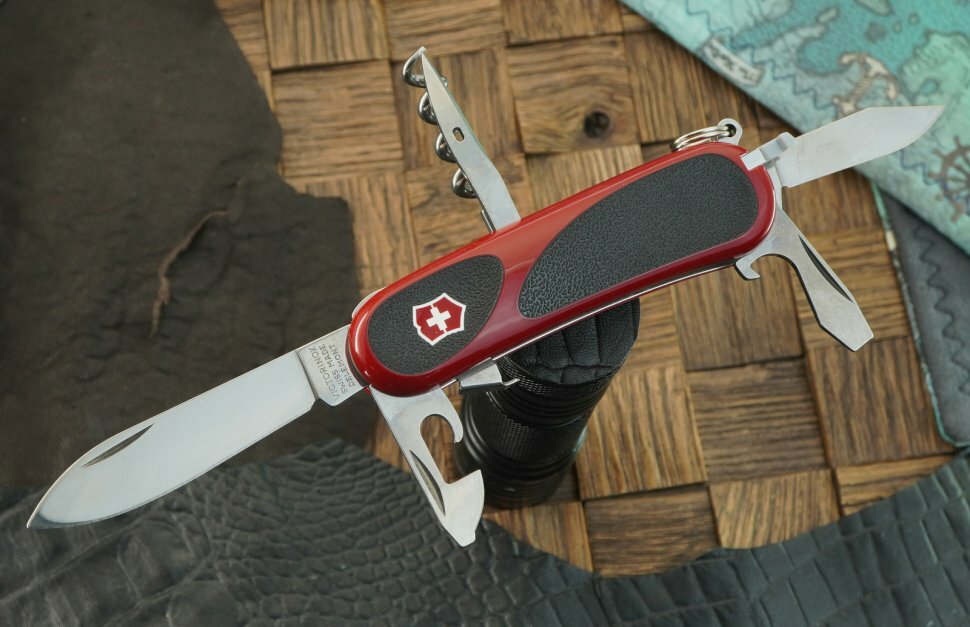 Лимитированный нож Victorinox Evolution S101 Red black