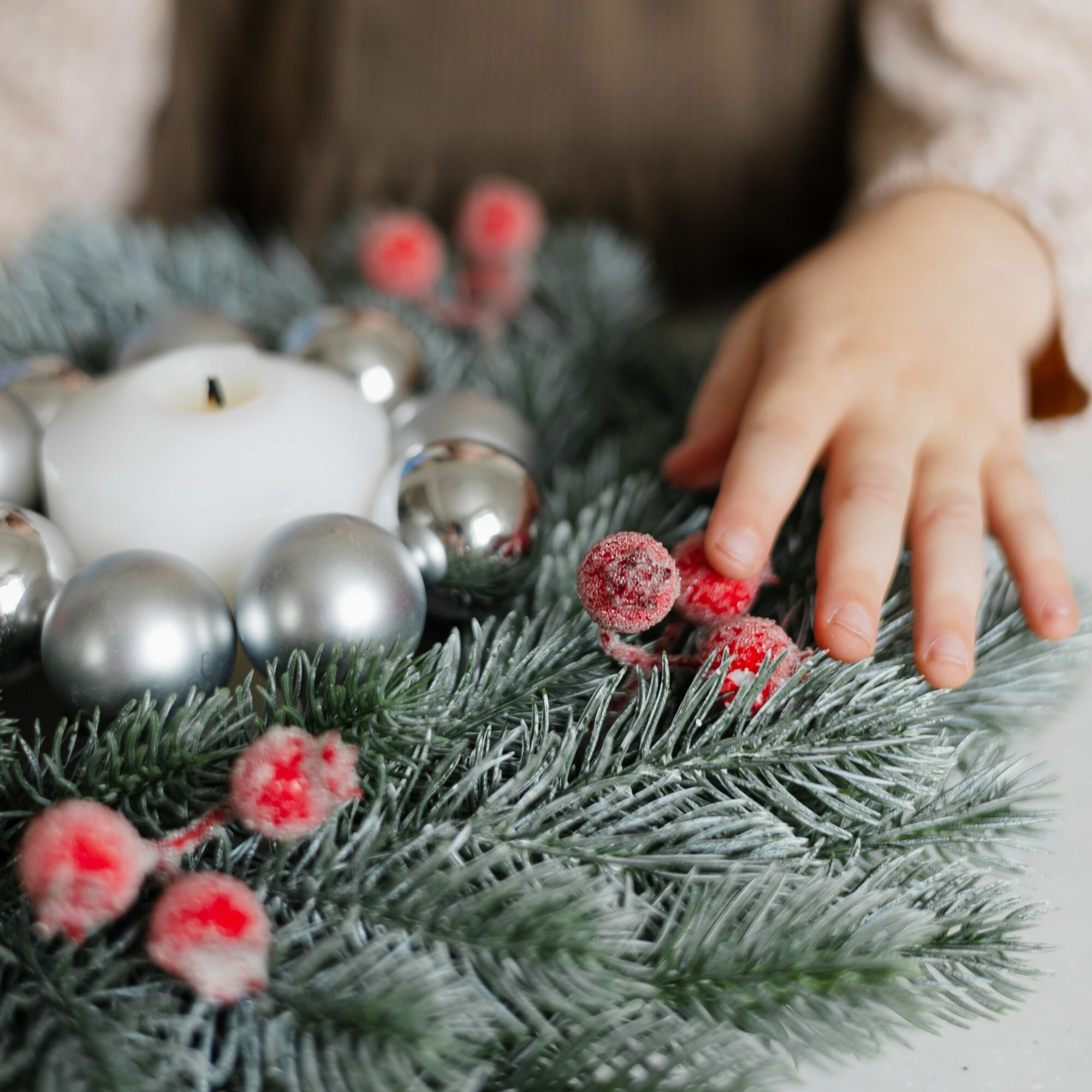 Новогодний еловый венок с ягодами. Декоративный новогодний венок из ели — фото 1