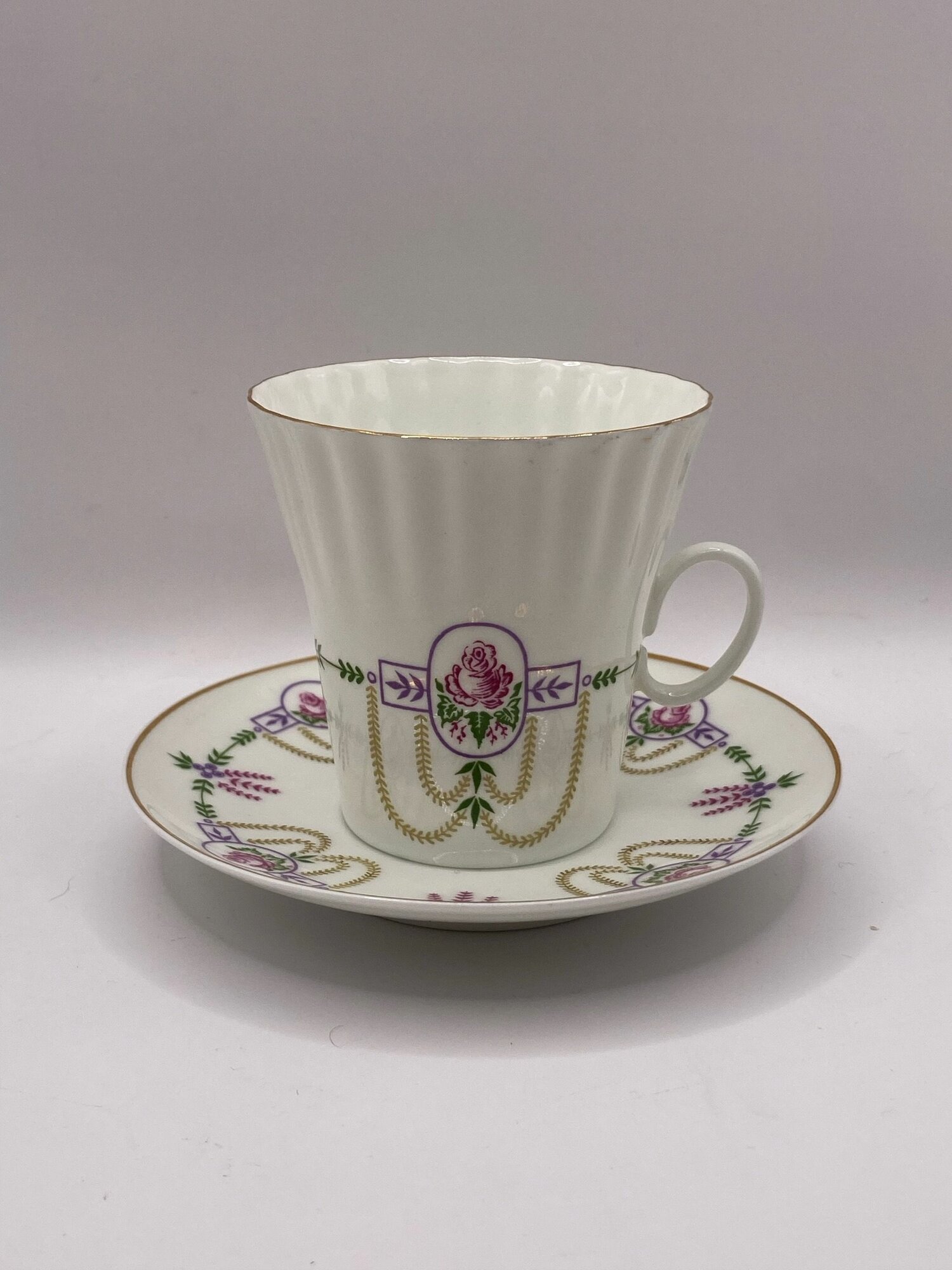 Кофейная пара "Бутон розы" Костяной фарфор. позолота. ЛФЗ. СССР. Объем: 175 мл. Форма: одуванчик. Делали на импорт.