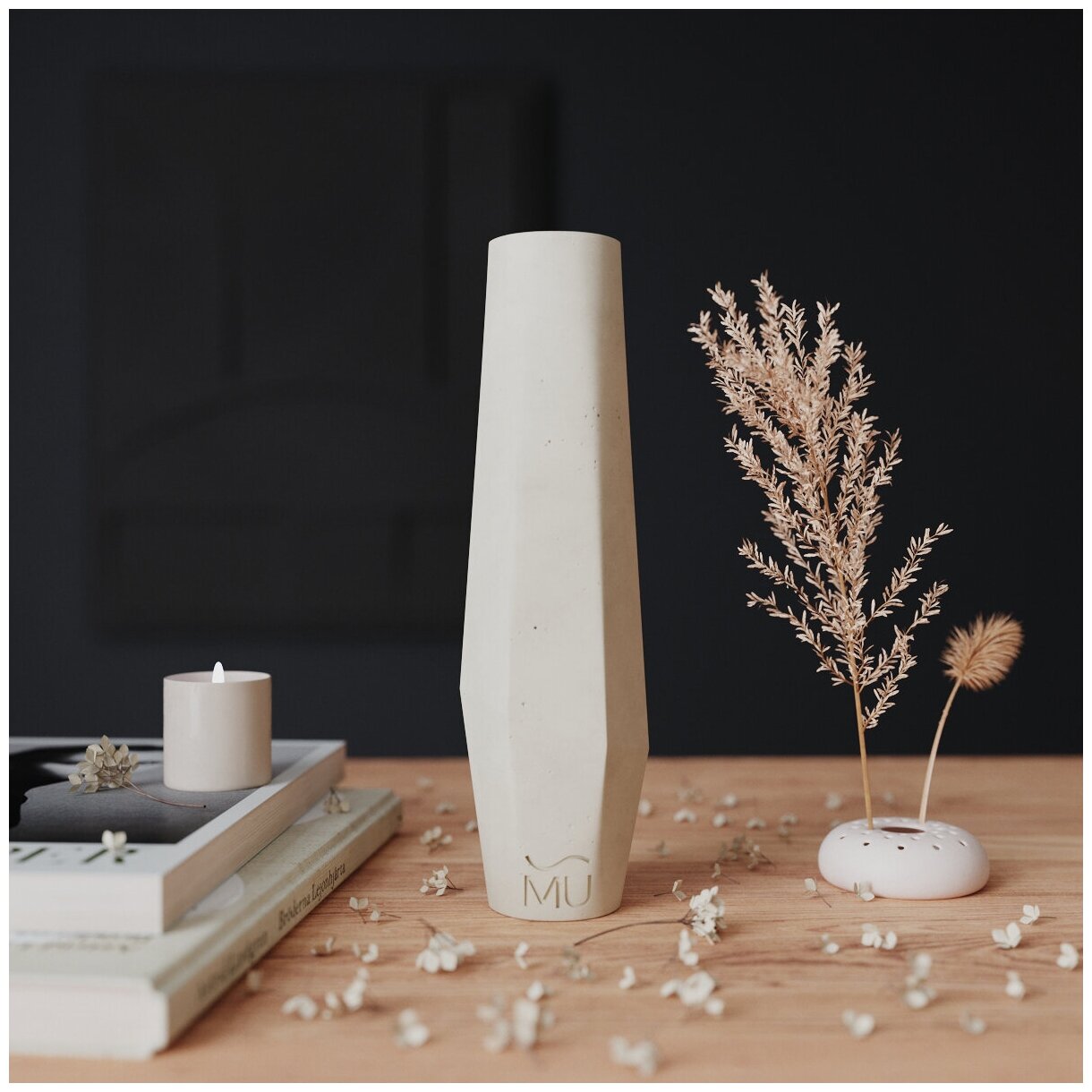 Декоративная ваза для сухоцветов Megan S, 25 см, бетон, кремовая матовая