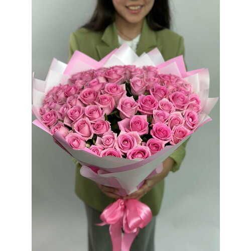 Красивый букет из 61 розовой розы Ревиваль