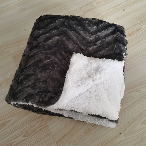 Плед вельветовый двухсторонний теплый 152 х 127 см темно-серый 1727₽