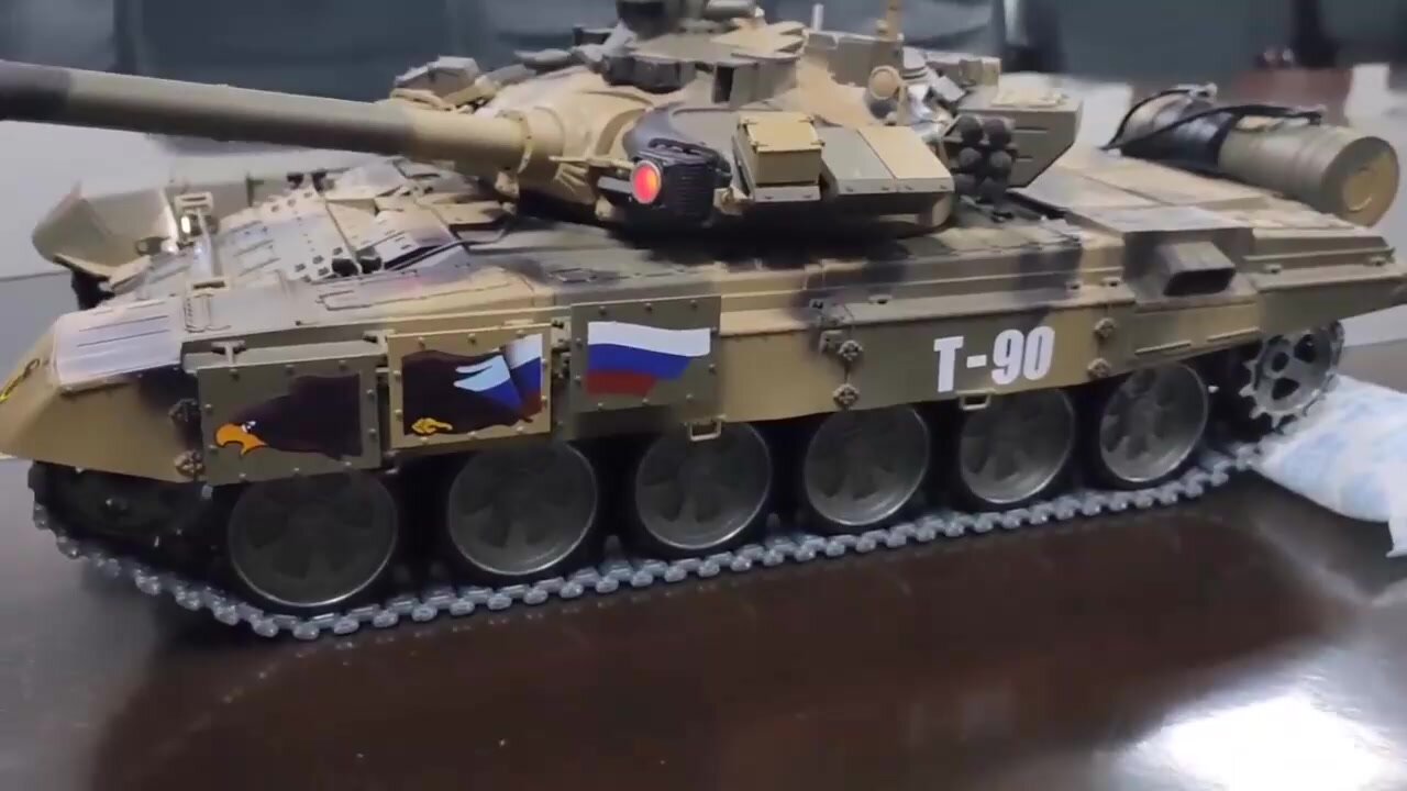 Heng Long игрушечный танк Т-90 с 2.4G радиоуправлением, металлическим редуктором, стрельбой и дымовым эффектом. — фото 1