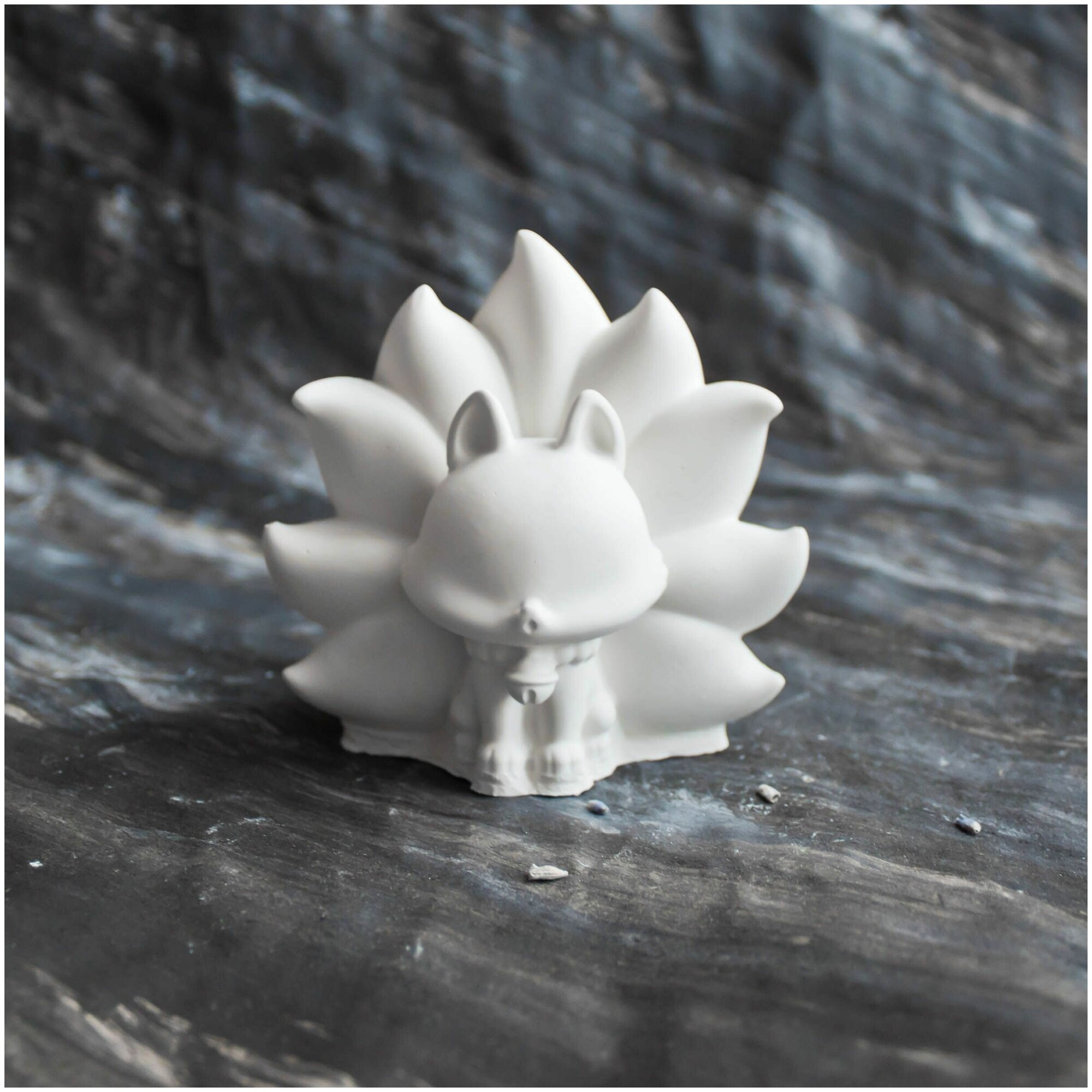 фото Статуэтка гипсовая девятихвостая лиса Кумихо