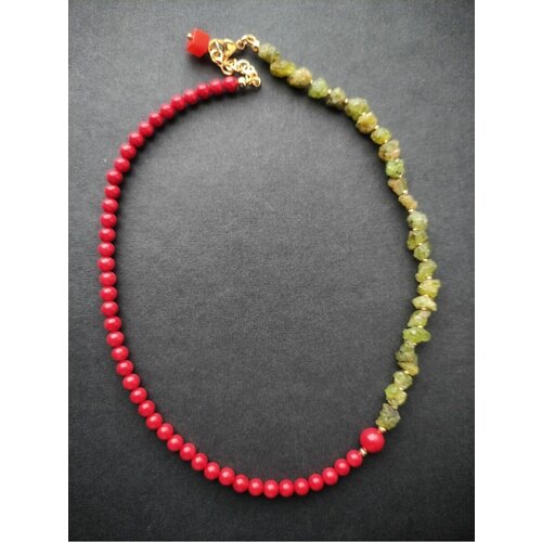 Колье чокер из бусин коралл и гранат 40+3 см