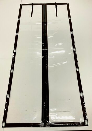 Изображение товара Мягкое окно(дверь) одна молния в центре, 230 см (в) х210см (ш) открывное крепение на поворотной пластиковой скобе- для беседки, веранды, террасы (коричневая окантовка)