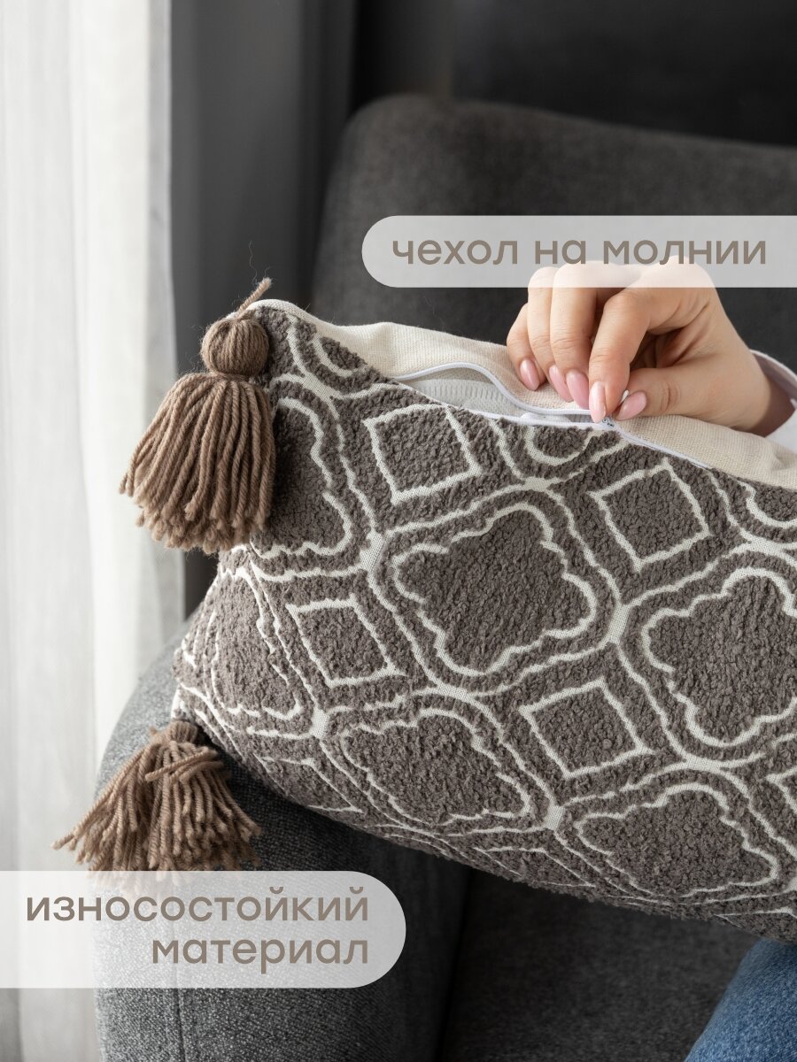 Декоративная подушка DeNASTIA, 30x60 см, с кисточками, тафтинговый рисунок, коричневая — фото 1