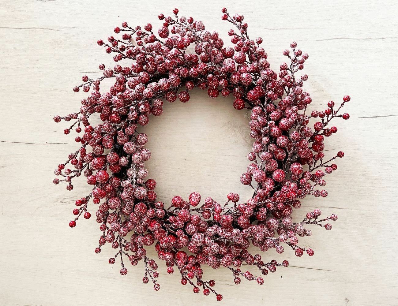 Декоративный венок с ягодами голубой иней 35 см Christmas Deluxe 89124