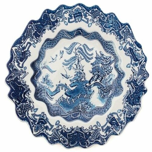 Десертная тарелка Seletti Classics on Acid декор Willow Wave, диаметр - 21 см, высота - 2,8 см, материал - фарфор, вет - белый, синий.