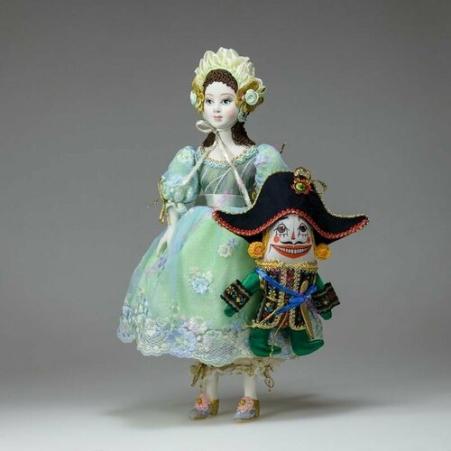 Кукла Маша со щелкунчиком