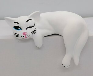 Кошка свисающая с полки " Белая ", 17 см