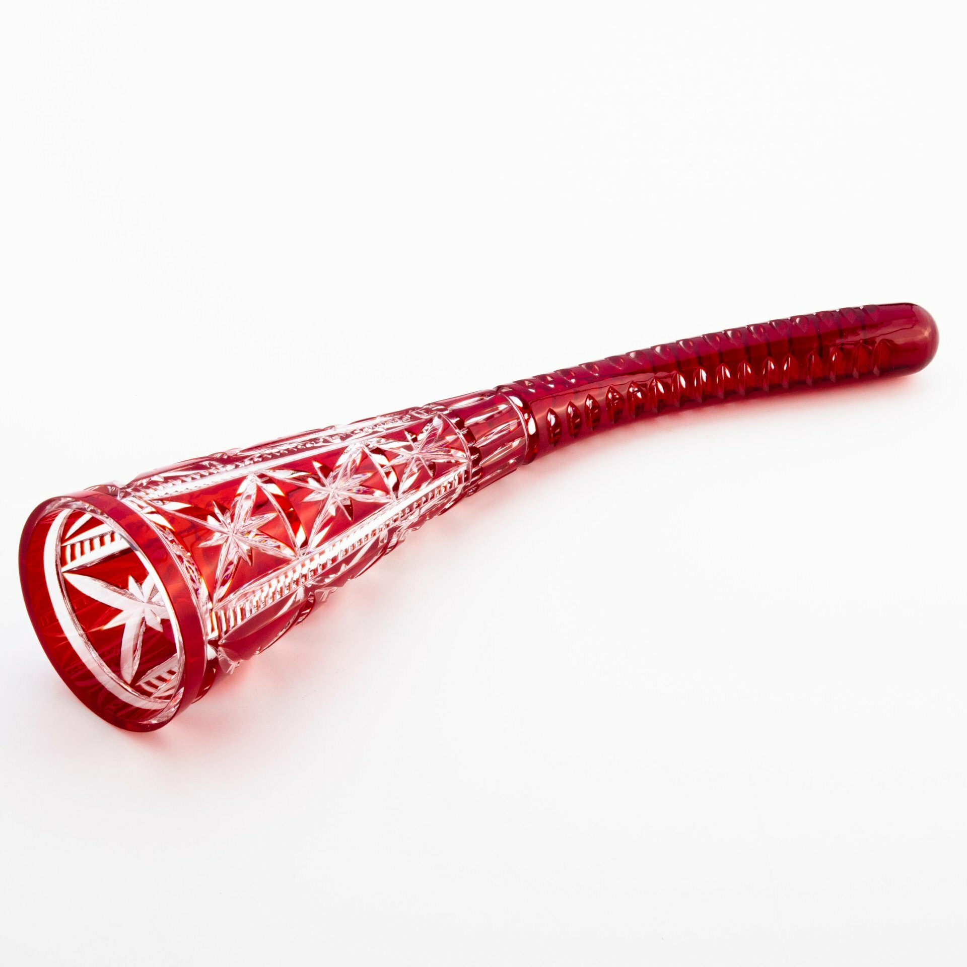 Кубок рубинового цвета в виде рога с резным декором, стекло, алмазная грань
