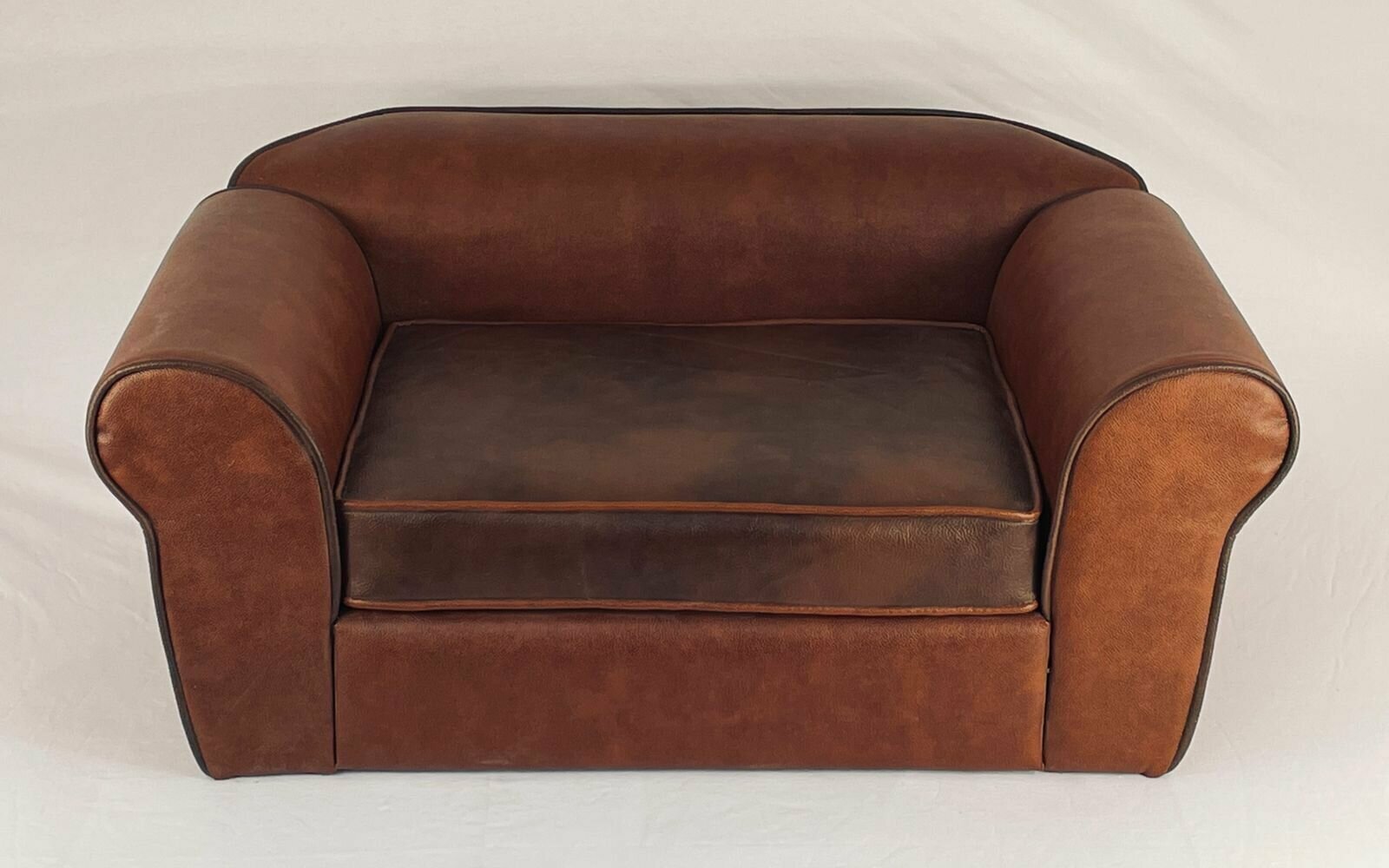 Лежак диванчик для собаки "Гоя", 90х60х40 см., коричневый, экокожа - фотография № 2
