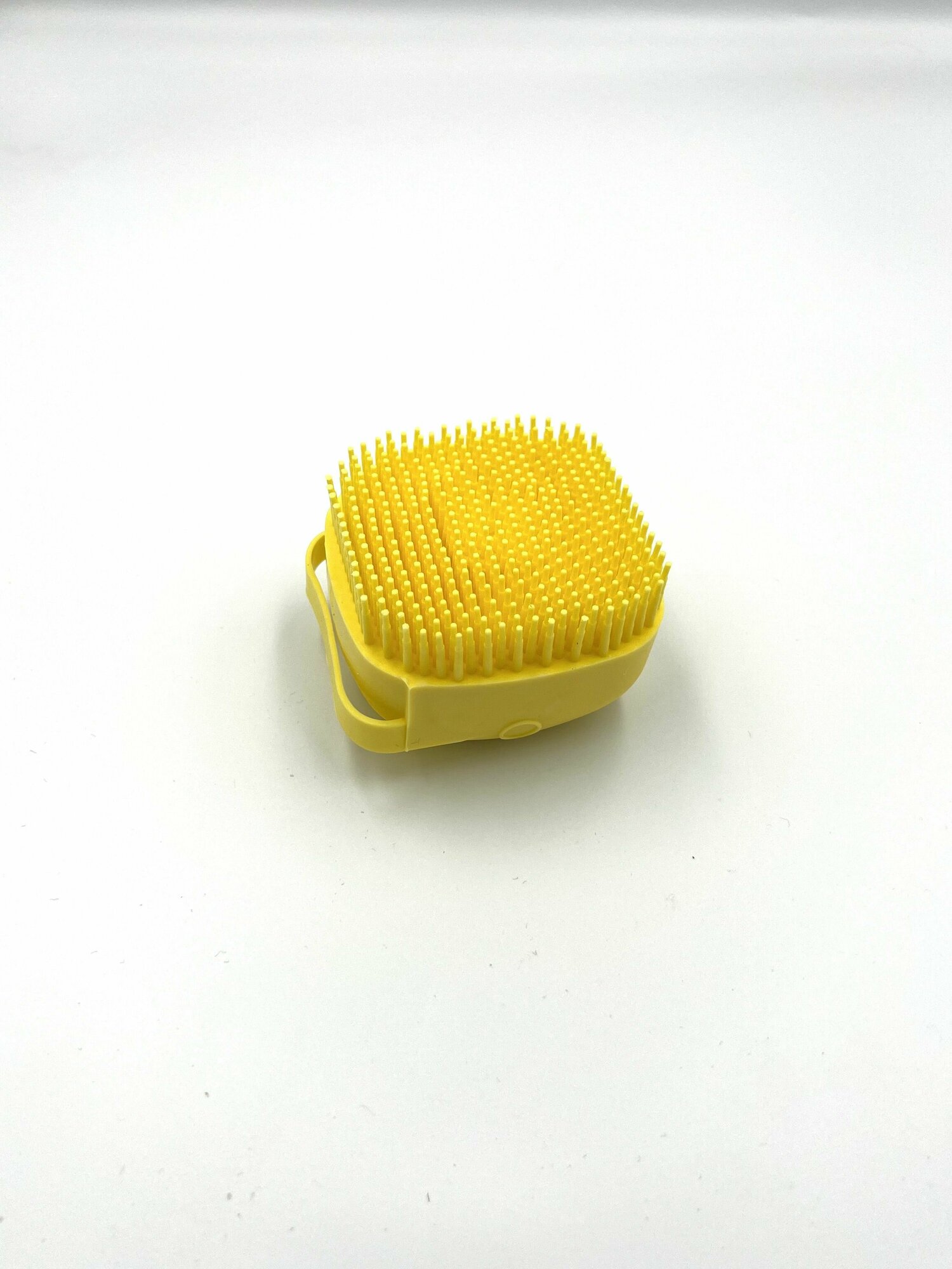 Массажная желтая щетка для мытья животных с контейнером для шампуня - фотография № 3
