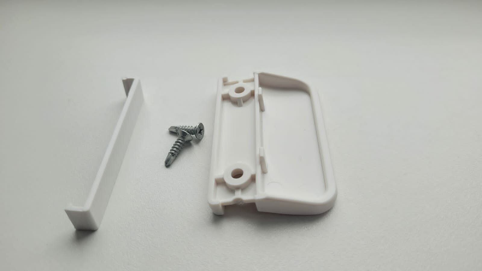 Ручка пластиковая на балконную дверь дверь, белая, саморезы в комплекте — фото 1