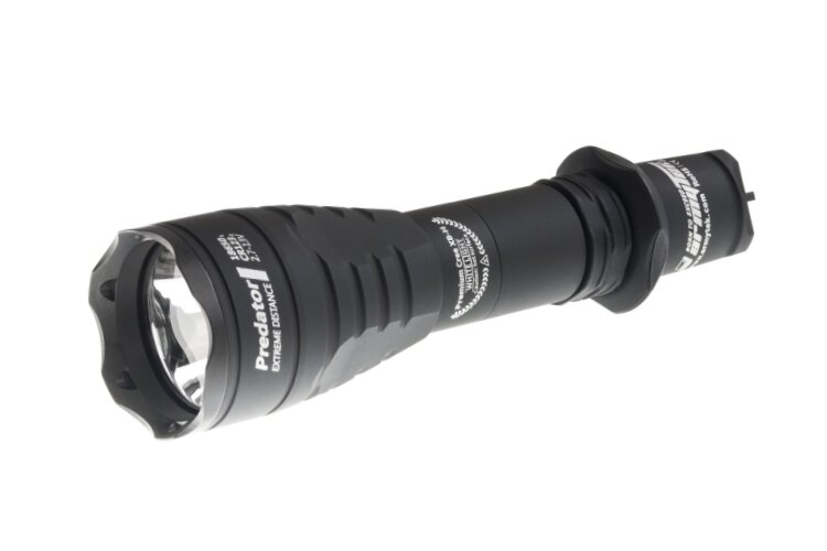 Мощный тактический аккумуляторный фонарь светодиодный Armytek Predator v3, 1120 лм, теплый свет, аккумулятор — фото 1