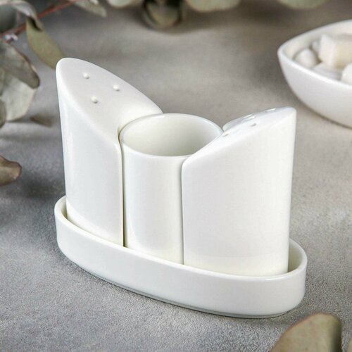 Набор фарфоровый для специй Wilmax 3 предмета солонка 50 мл перечница 50 мл ёмкость для зубочисток цвет белый 1410₽