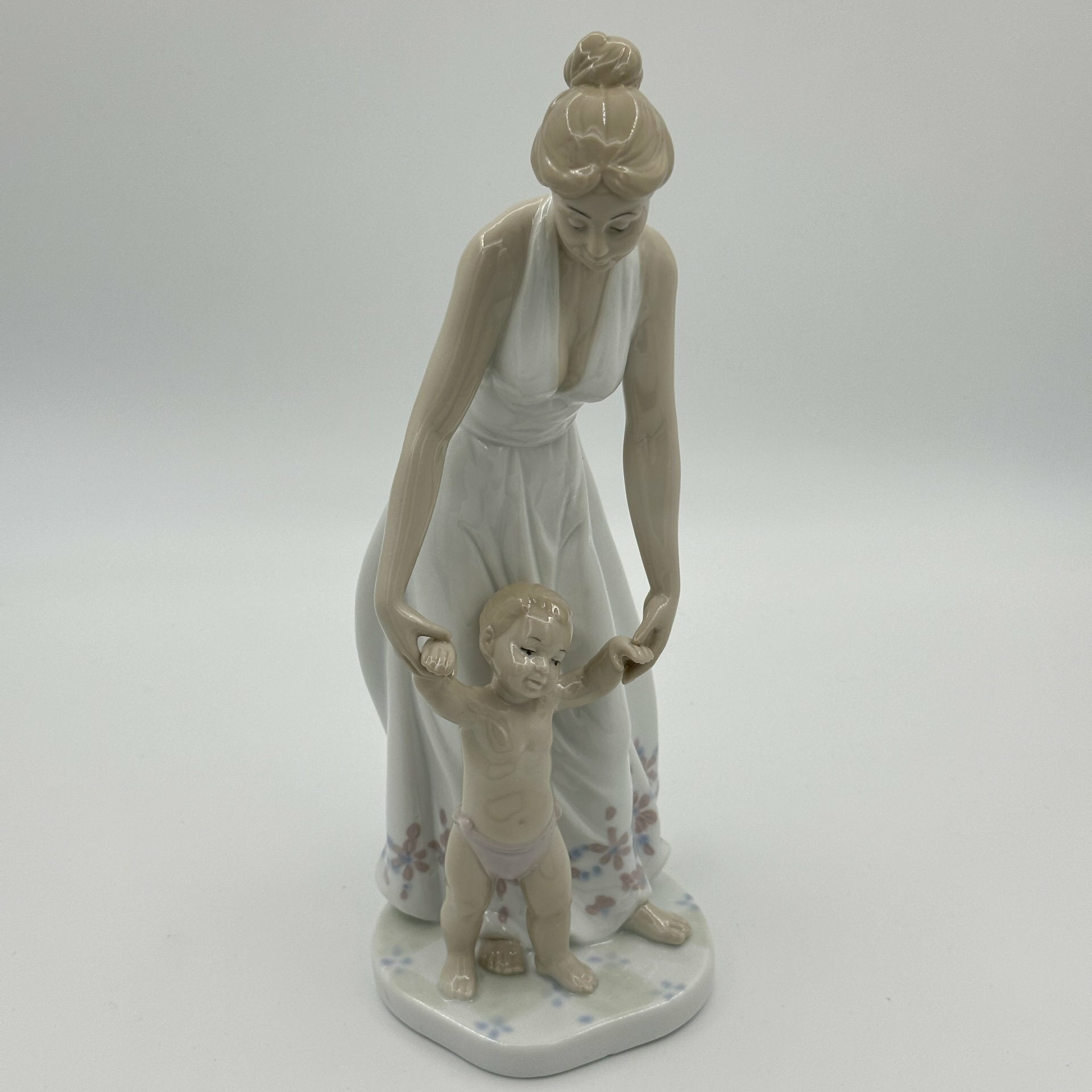 Статуэтка "Девушка с ребенком", фарфор, Pavone, Италия, 2023 г.