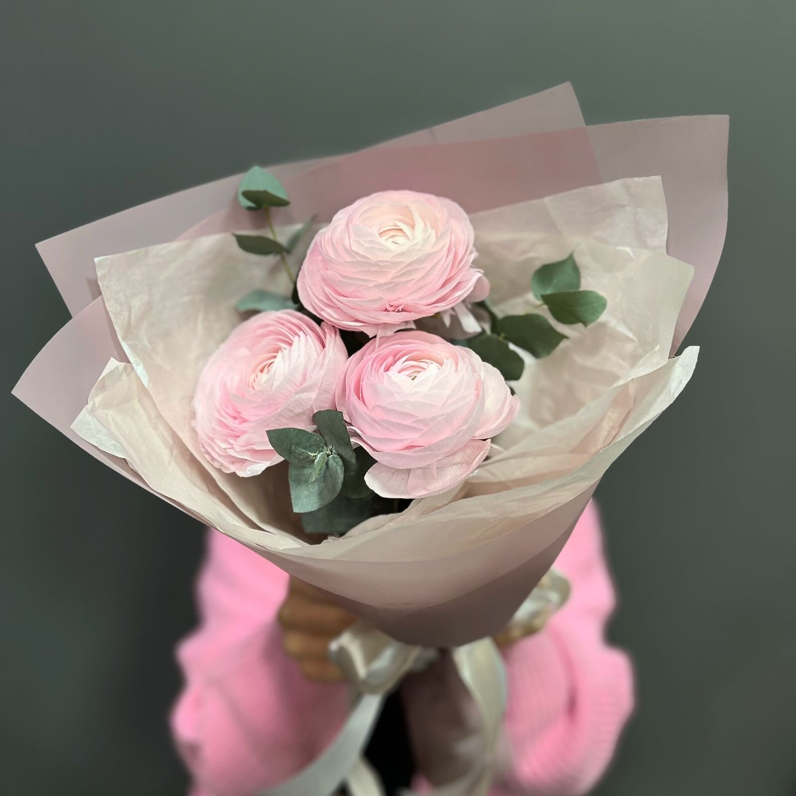 Монобукет FLOWELLE "Букет-комплимент" ранункулюсы розовый 3 шт