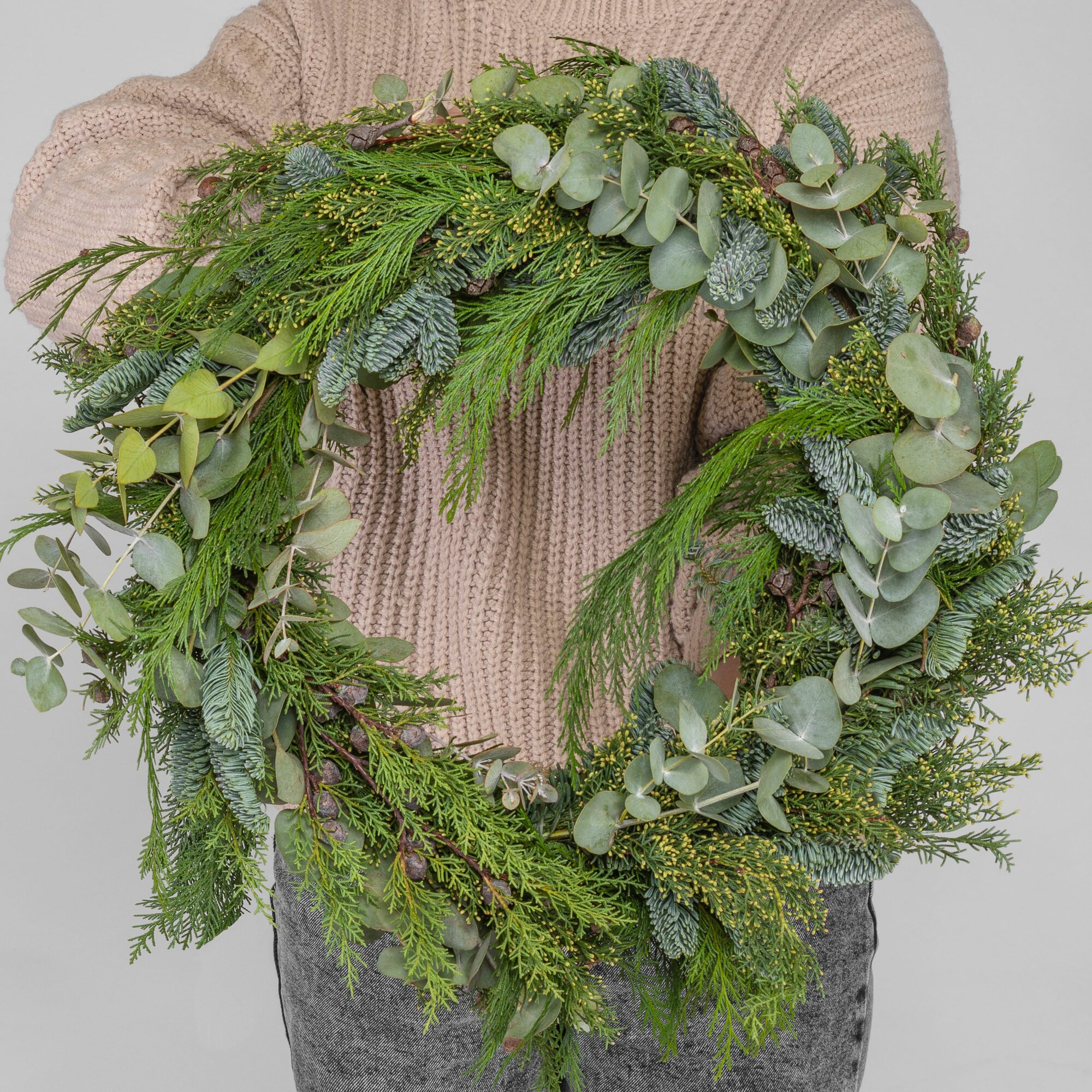 Новогодний венок Мегацвет24 из хвои и эвкалипта диаметр 40 см