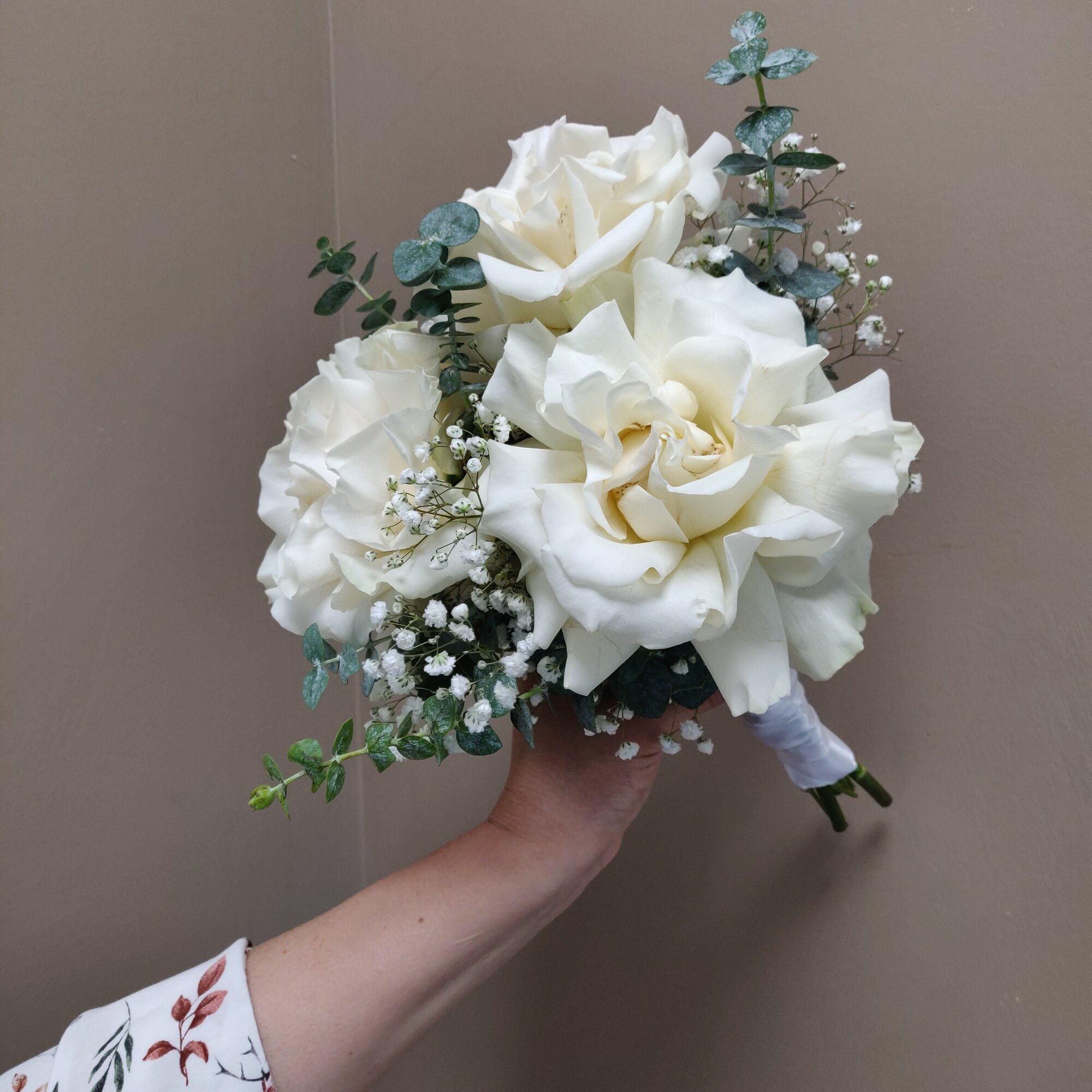 Букет невесты свадебный букет французских роз Белой гипсофилаы с веточками эвкалипта.
