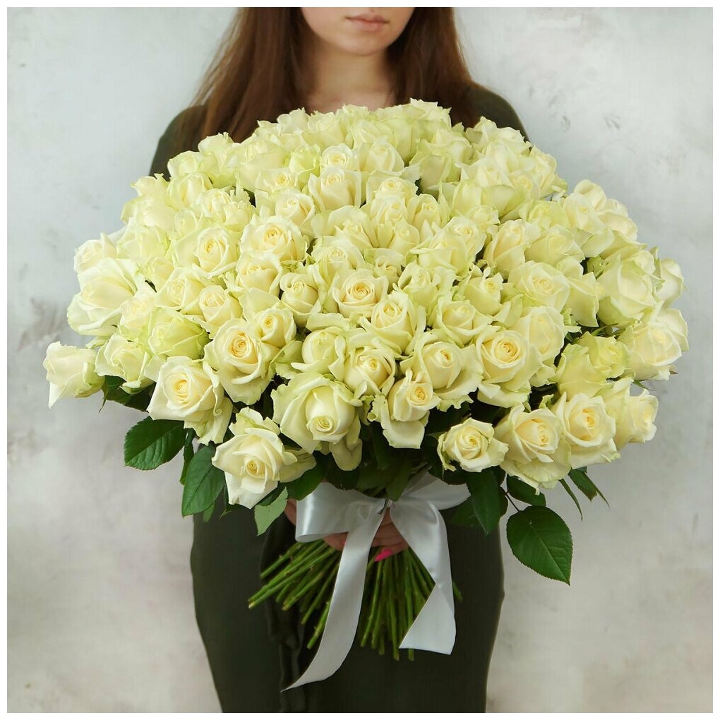 Белые розы с лентой 60см
