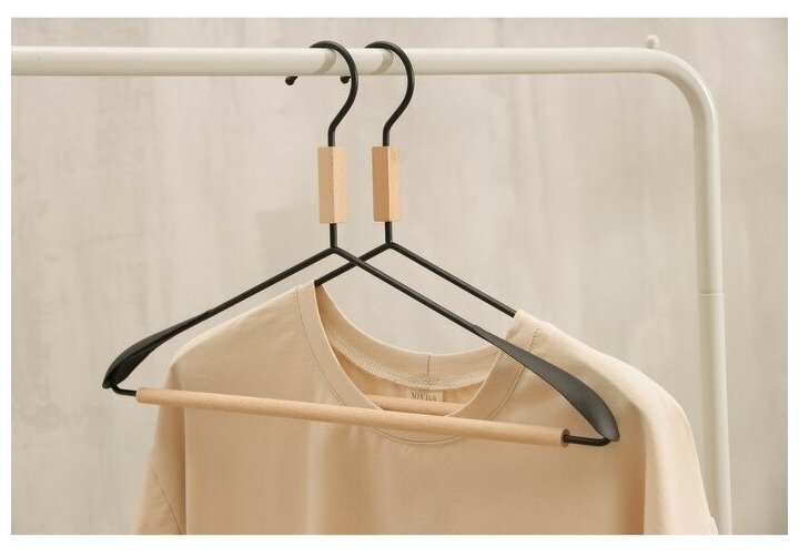 Вешалка-плечики для одежды с усиленными плечиками 42х22х3,2 см "Wood" цвет чёрный - фотография № 1