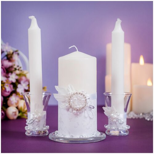 фото Свадебный набор свечей для домашнего очага в подарок молодоженам "королевский" с серебристыми узорами, атласными лентами и брошью из хрустальных бусин, страз, перьев свадебная мечта