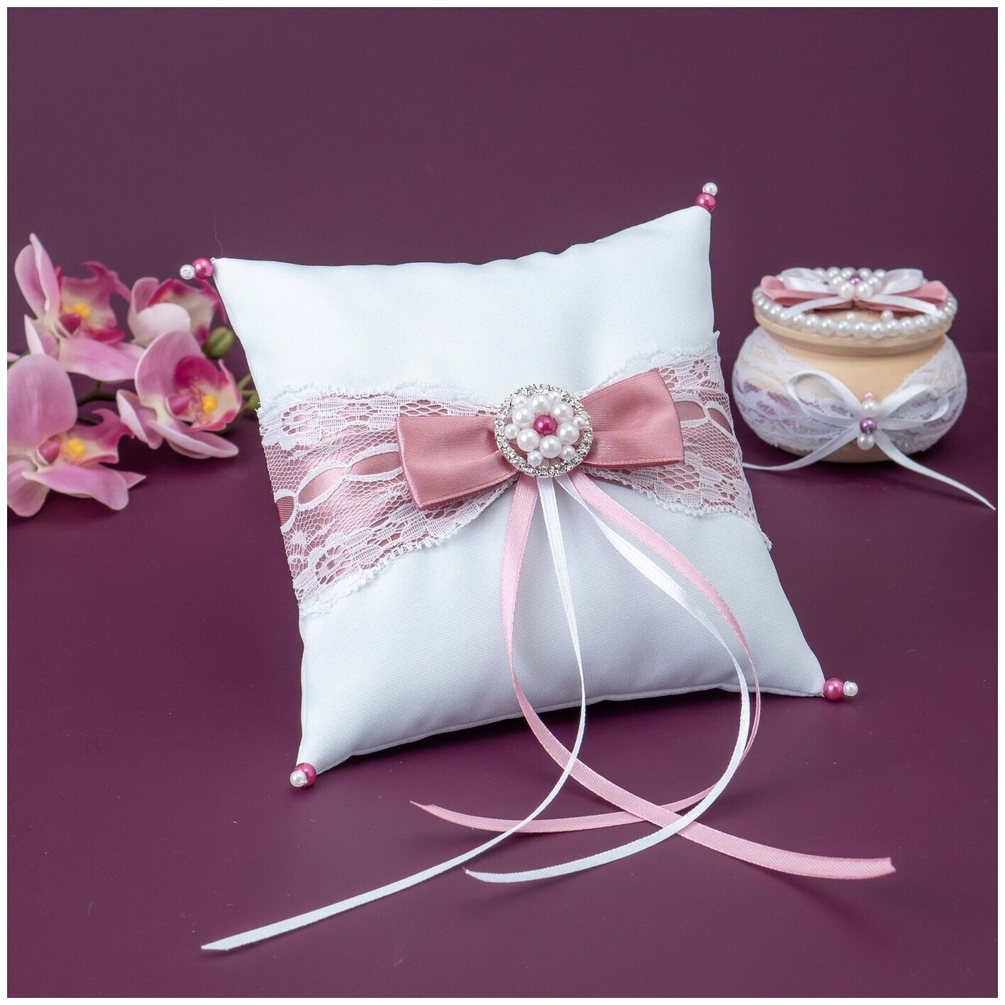 Роскошная подушечка для обручальных колец на свадьбу "Анжелика" из белого атласа с розовыми лентами, белым кружевом и брошью из жемчужных бусин