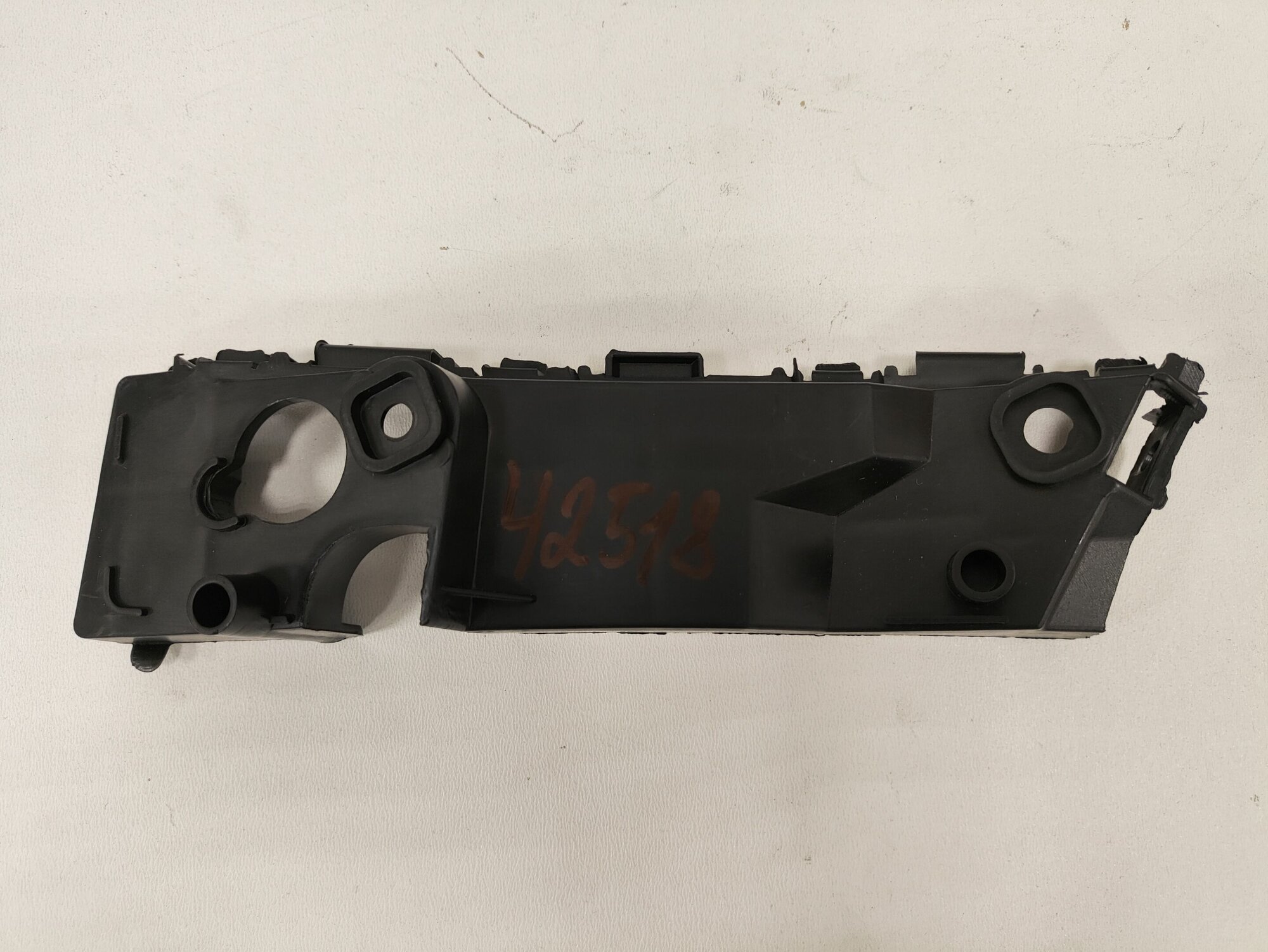 Кронштейн бампера переднего правый Chery Bonus 3 (A19) [1.5 16V 5MT седан] J522803520