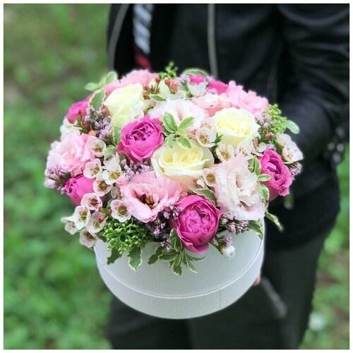 Букет живых цветов из хамелациума, кустовой пионовидной розы, эустом и лимониума в коробке Валентинка