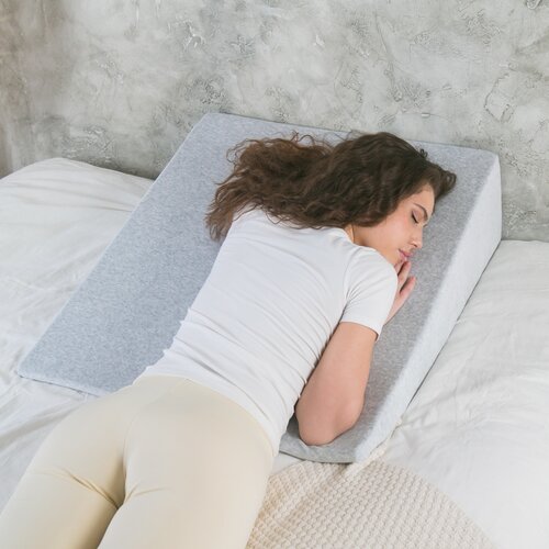 Клиновидная (рефлюкс) подушка под спину Relax