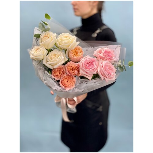 Букет пионовидных ароматных роз с эвкалиптом
