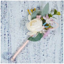 Бутоньерка для свидетеля и жениха на свадьбу "Шебби шик" в пастельных тонах, с пионом айвори, зелеными листьями, розовыми лентами и жемчужными бусинами