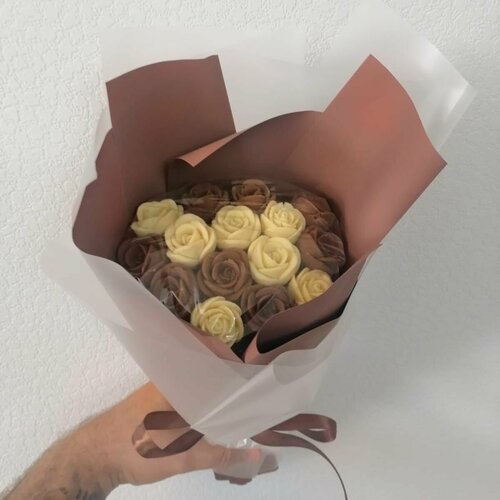 Букет из конфет Первая Букетная ShokoTrendy, в виде роз, из белого и молочного шоколада, 250г