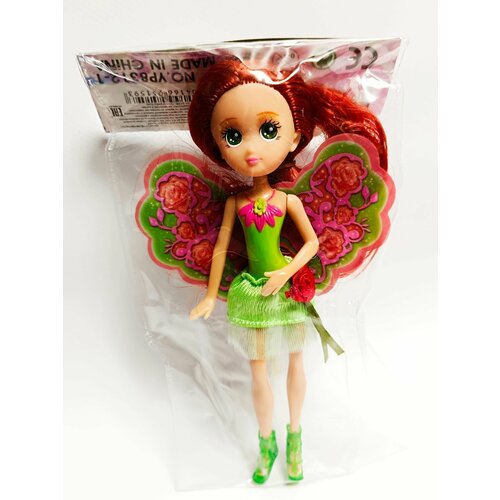 У куклы наряд лесной феи и очаровательные крылья бабочки. зеленая