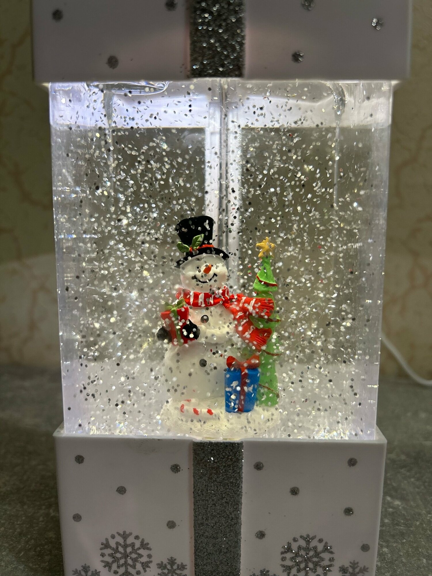 фото Новогодний музыкальный фонарь "Подарок Снеговика", Светодиодная фигура с эффектом снега, 20см