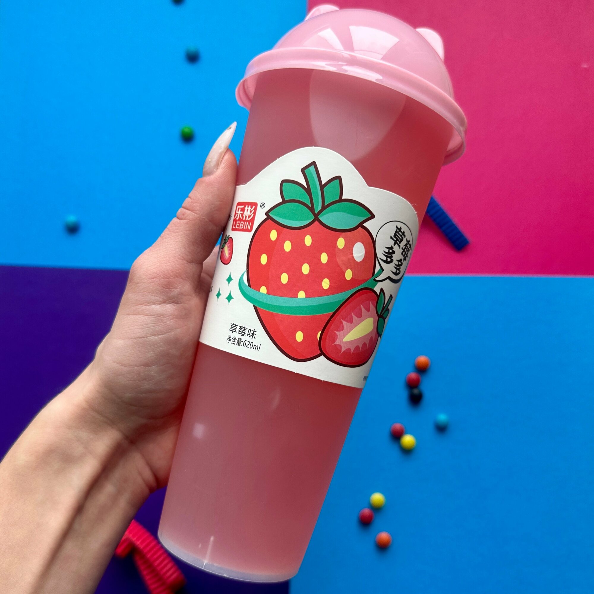 Холодный bubble tea со вкусом клубники и кокосовым мармеладом 620 мл