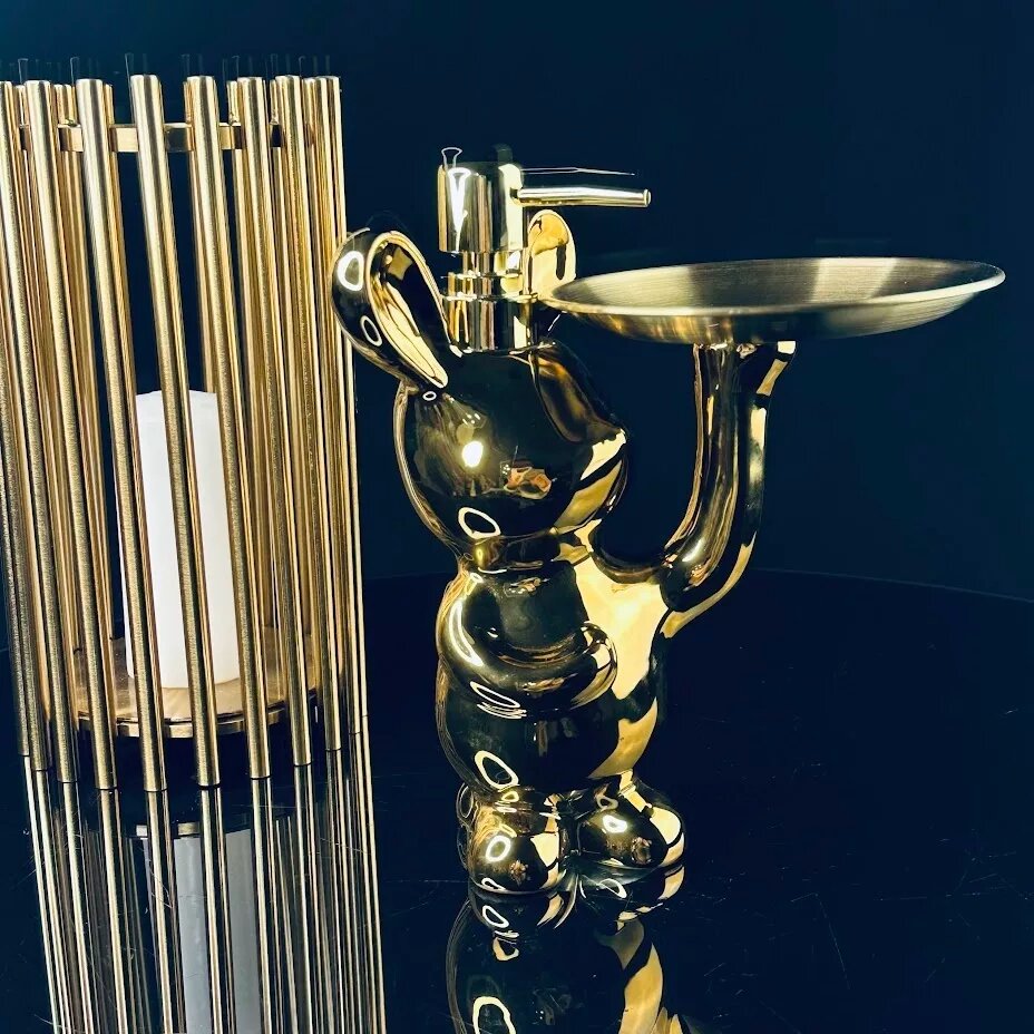 фото Диспенсер с дозатором 700 мл. для жидкого мыла, шампуня для кухни и ванны "Мишка" с подставкой дл губки фарфор