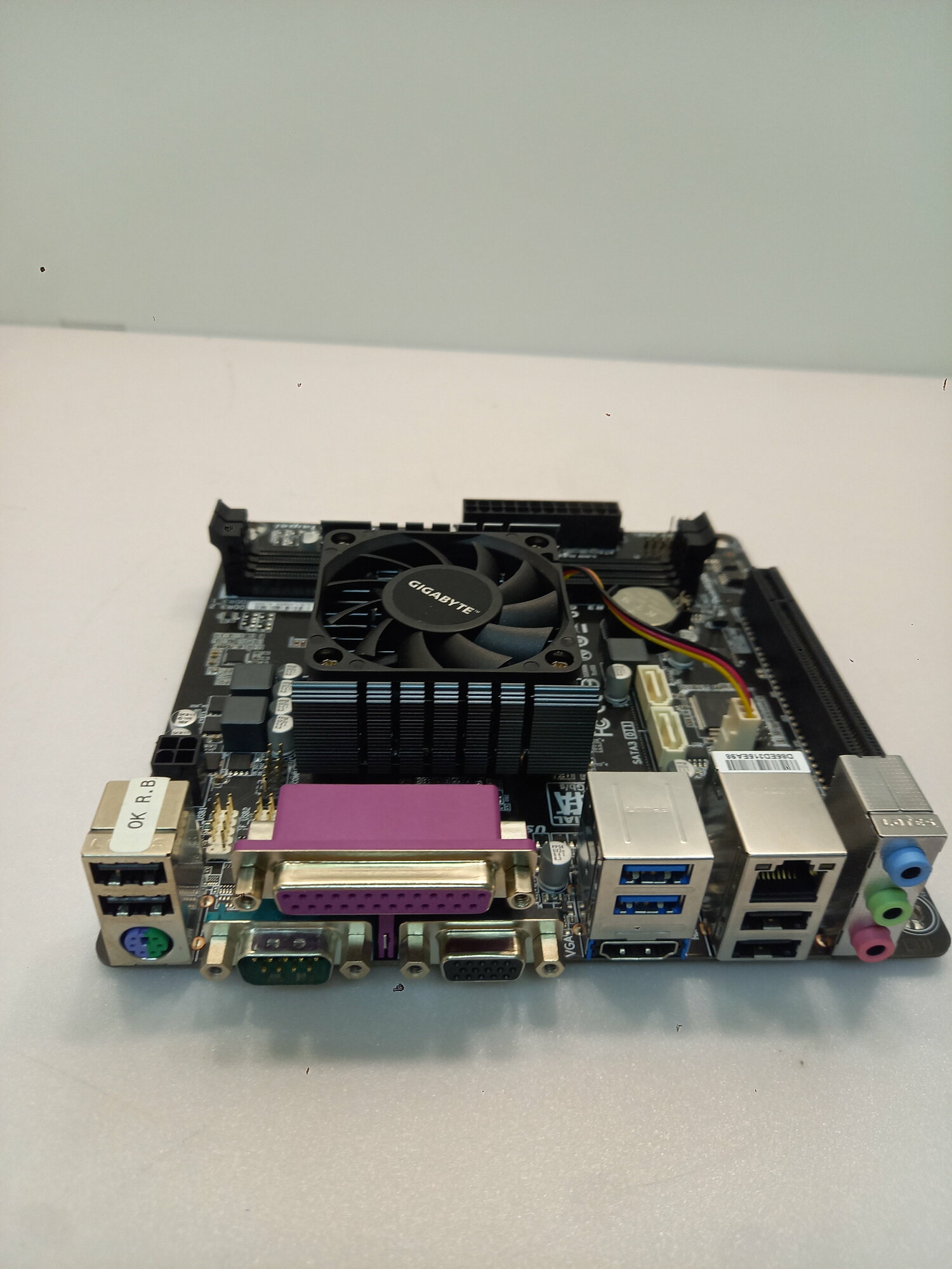 Мат. плата GIGABYTE GA-E6010N (AMD E1-6010 onboard) Dsub+HDMI GbLAN SATA Mini-ITX 2DDR3 без монт