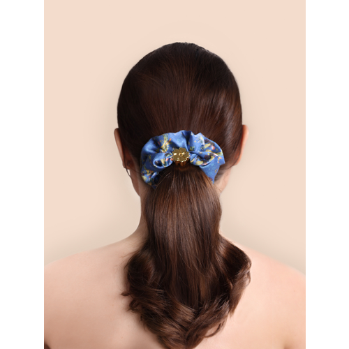 Шелковая резинка для волос Оммаж васильково-синяя от Mollen