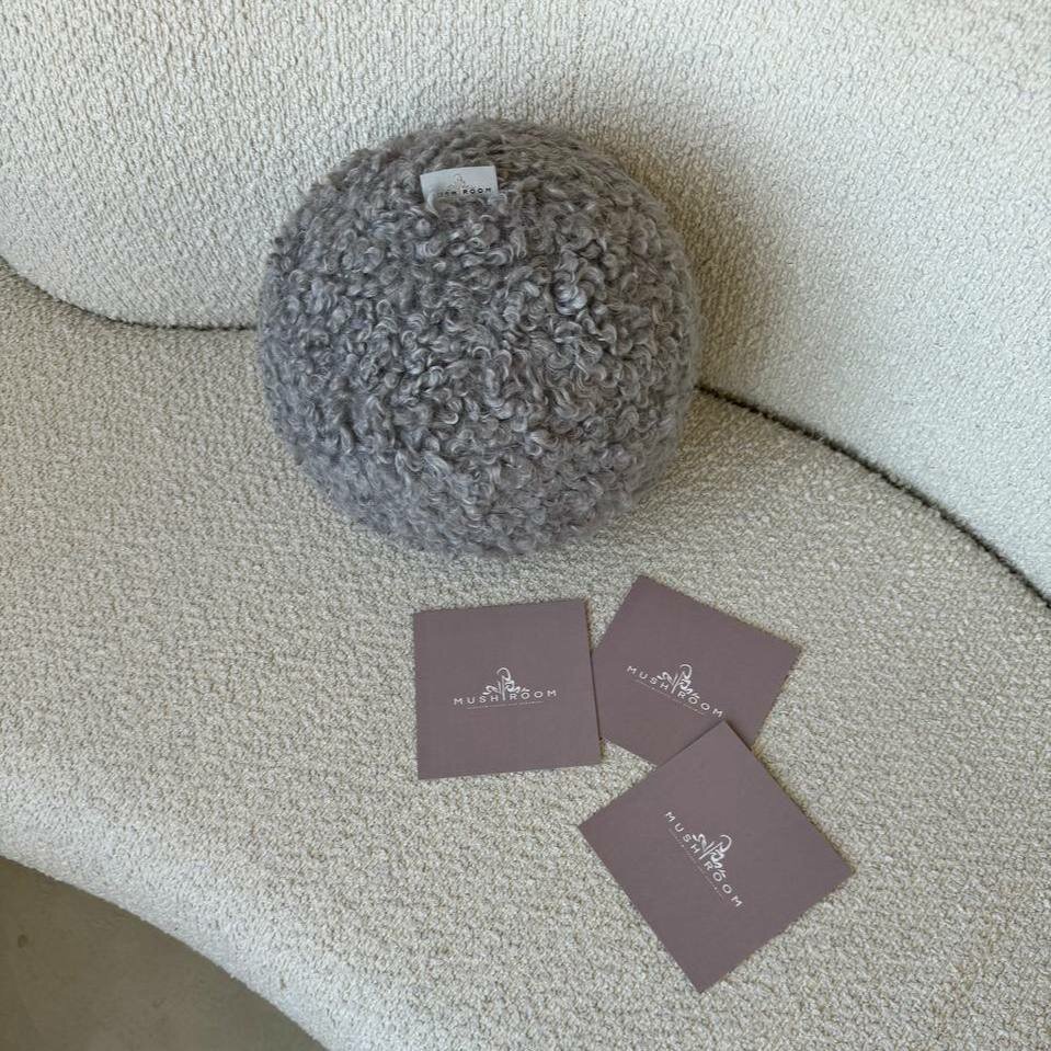 фото Декоративная интерьерная подушка шар "Cozy", кремовый