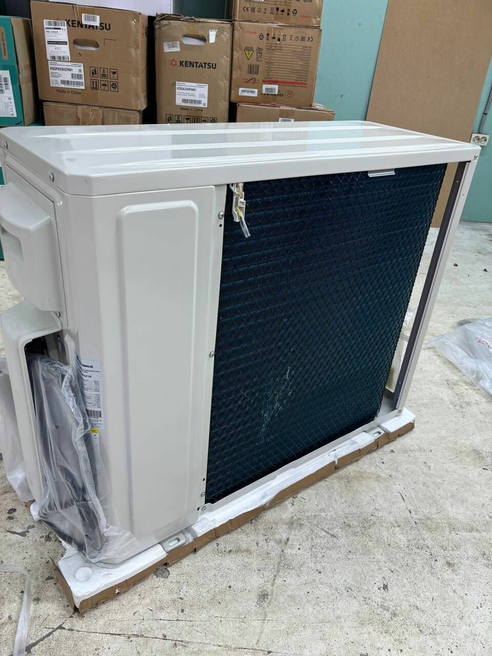 фото Инверторная мульти сплит-система Axioma на 2 комнаты (25 м2 + 52 м2) ASB27M3Z1R + ASX09MHZ1R + ASX18MHZ1R, комплект, белый